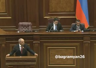 Никол Пашинян выступает на встрече в Армавирской области