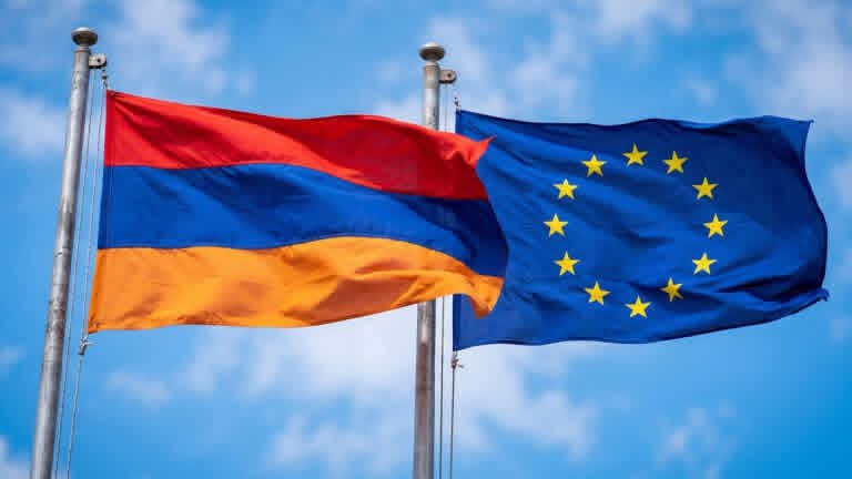 Флаг ЕС и Армении на фоне здания Европейской комиссии, символизирующий финансовую помощь