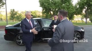 Вице-премьер Армении Мгер Григорян выступает на мероприятии по случаю Дня независимости США
