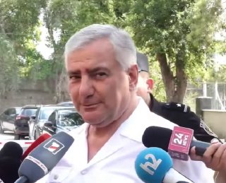 Политик Ташо калужский на фоне здания Конституционного суда в Армавире