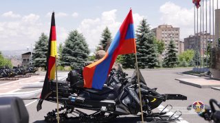 Посол Германии Клаудия Буш и замминистра обороны Армении Эдвард Асрян на церемонии передачи снегоходов