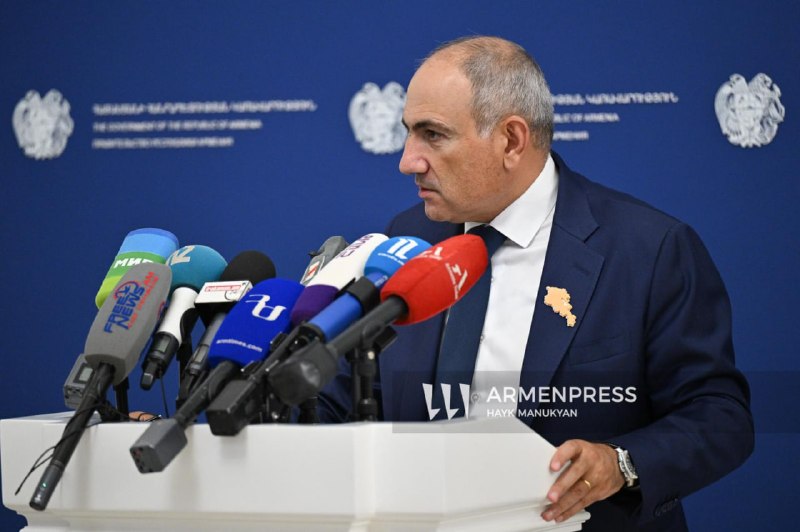 Премьер-министр Армении Никол Пашинян на брифинге в Ереване