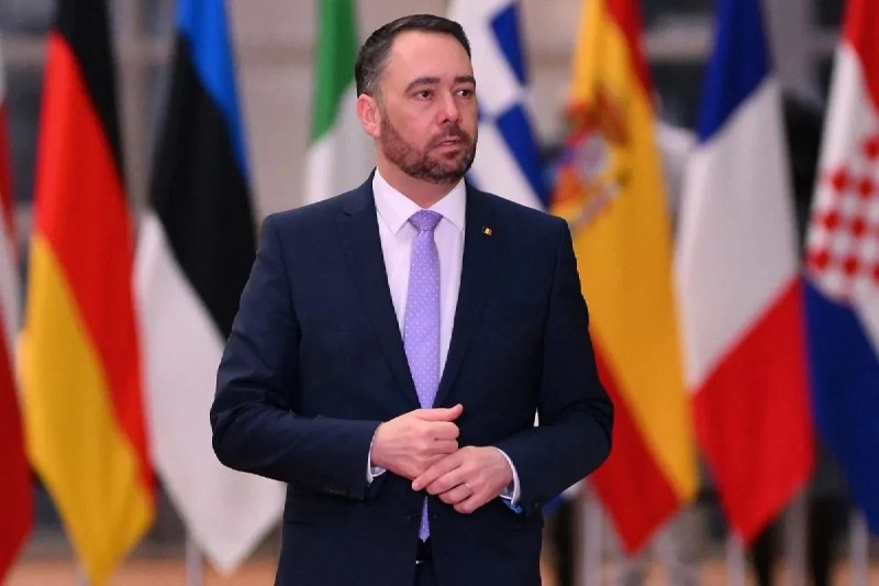 Максим Прево, глава МИД Бельгии, на фоне флагов Бельгии и Армении