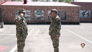 Генерал-лейтенант Эдвард Асрян на республиканском сборном пункте в Армении