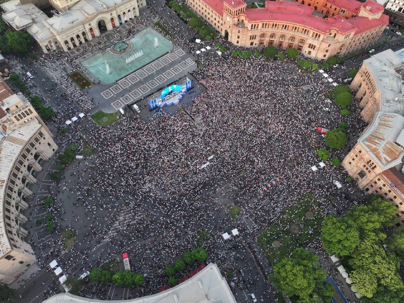 Итоговый митинг партии «Гражданский договор» на площади Республики в Армавире