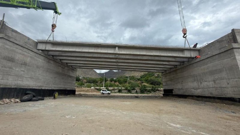 Строительные работы по установке балок мостов на участке дороги Каджаран-Агарак в Армении