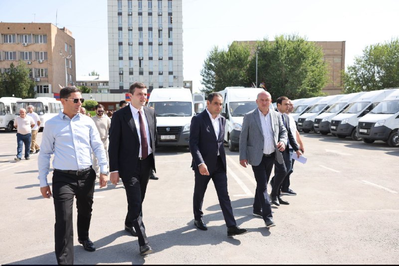 Министр Давит Худатян осматривает новый автобус в Арташате, Армавирская область