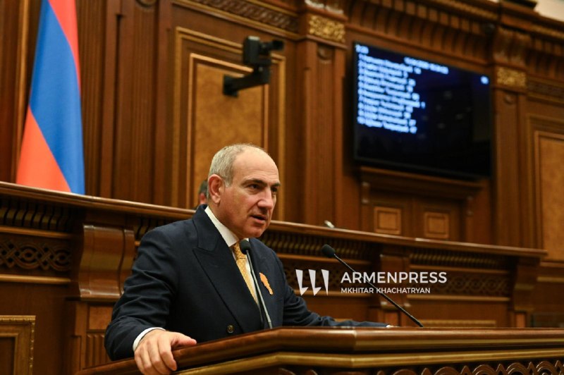 Премьер-министр Армении Никол Пашинян выступает в Национальном Собрании