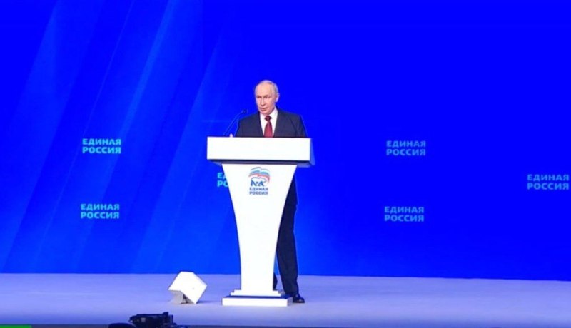 Владимир Путин выступает на съезде партии «Единая Россия»