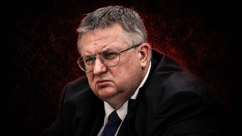 Вице-премьер РФ Алексей Оверчук на фоне флагов, обсуждая вопросы ЕАЭС и Армении