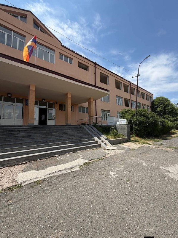 Строительная площадка школы №4 в Аштараке, визит директора ФТРА