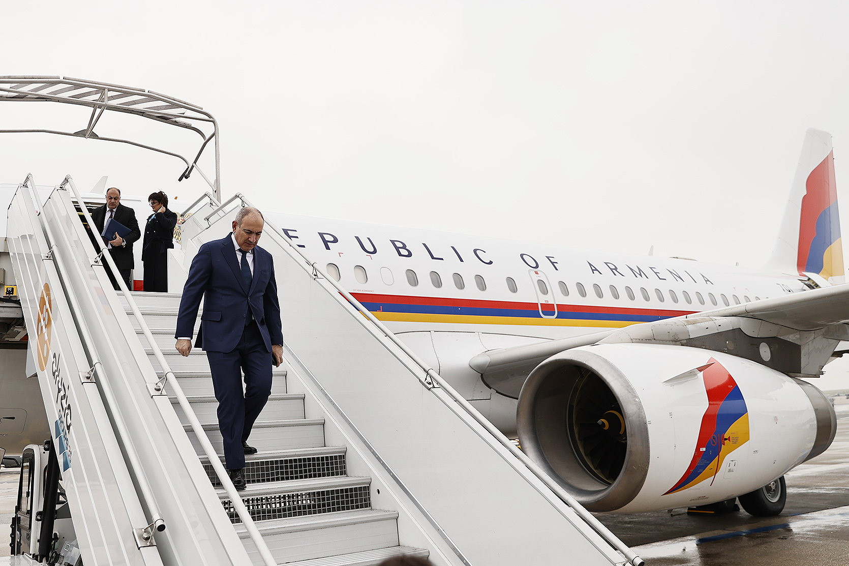 Никол Пашинян выходит из самолета в аэропорту Москвы