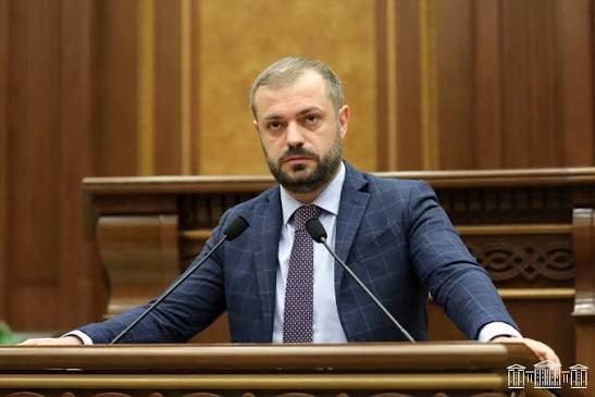 Геворг Папоян, министр экономики Армении, выступает с заявлением о барьерах при экспорте в Россию