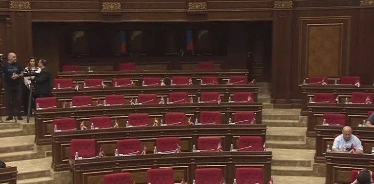 Здание Национального Собрания Армении в Ереване, где 18 июня прошла сессия с участием только депутатов 'Гражданского