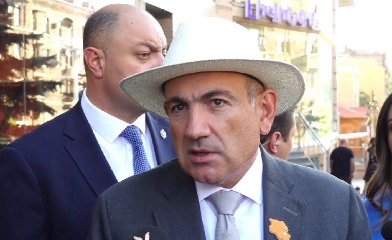 Премьер-министр Армении Никол Пашинян на брифинге в Ереване