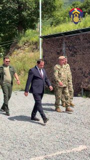 Министр обороны Сурен Папикян общается с резервистами на полигоне в Армавирской области