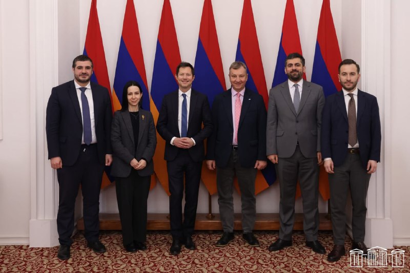 Никол Пашинян на выборах в Армении, флаги Армении и ЕС