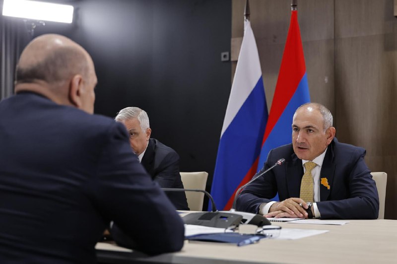 Премьер-министр Армении Никол Пашинян на брифинге в правительстве 9 июля