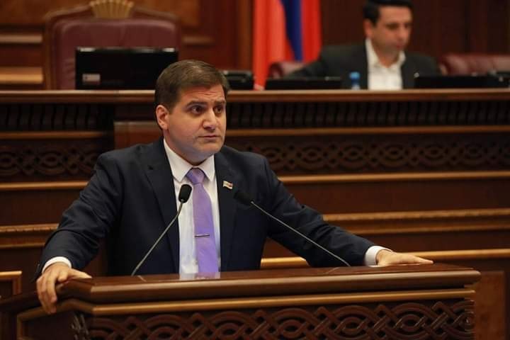 Логотип партии «Во имя Республики» на фоне здания Конституционного суда Армении