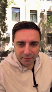 Спикер Национального Собрания Армении Ален Симонян в видеообращении, на фоне флага Армении