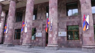 Министр Жанна Андреасян осматривает отремонтированные помещения в ГИФКС Армении
