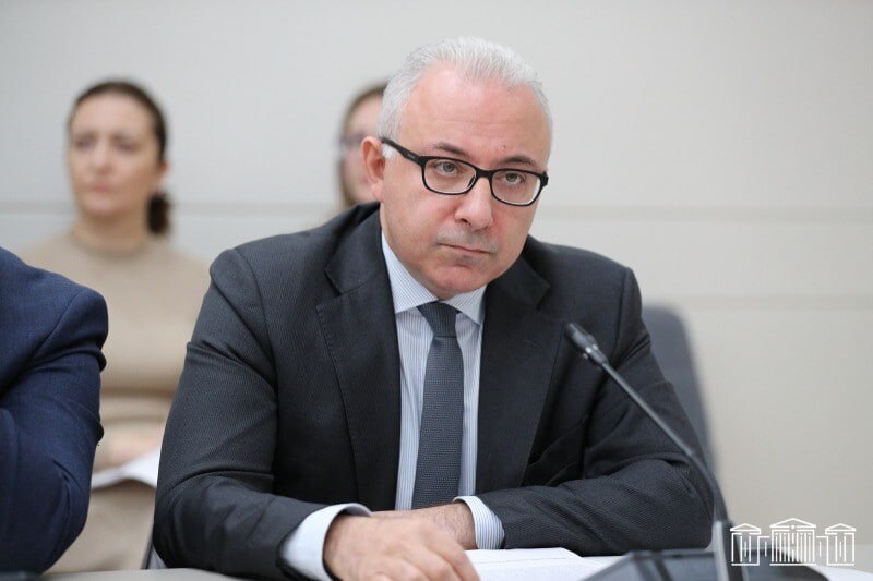 Заместитель министра иностранных дел Армении Мнацакан Сафарян общается с журналистами в парламенте