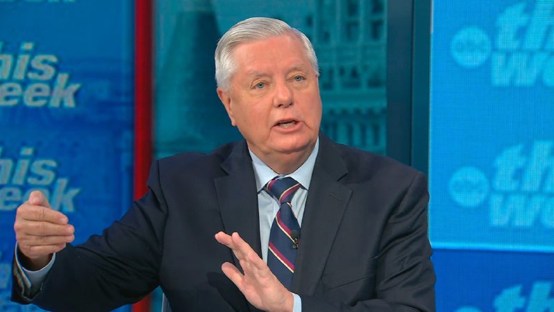 Сенатор США Линдси Грэм выступает с заявлением о санкциях против России, Армавир
