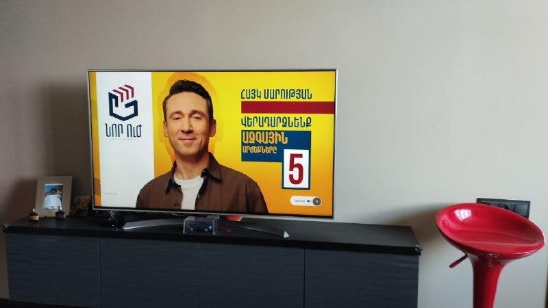 Логотип YouTube на экране, символизирующий нарушение «дня тишины» в Армавире