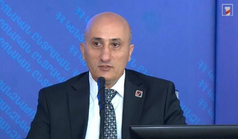 Председатель ЦИК Ваагн Овакимян объясняет правила голосования в Армавире