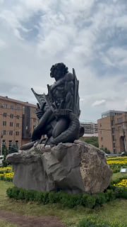 Памятник Ваагну-Драконоборцу у здания мэрии Еревана