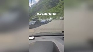 Автомобили с российскими номерами на КПП Верхний Ларс после выборов в Армении