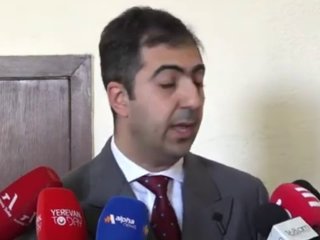 Арам Орбелян выступает в суде Армавира, демонстрируя аргументы об оптике и голографических линзах