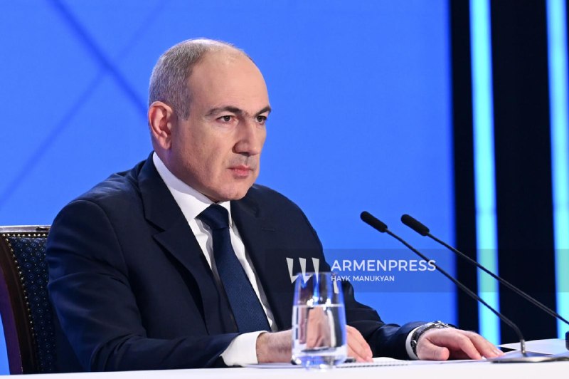 Никол Пашинян выступает на заседании в Армавирской области