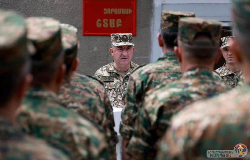 Эдуард Асрян на церемонии передачи боевого знамени спецвойсковому соединению в Армавирской области