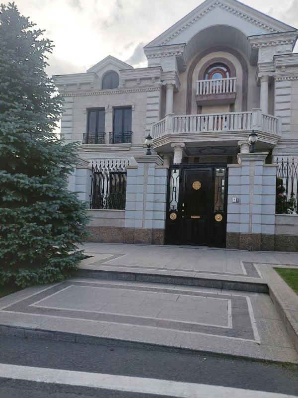 Особняк семьи Карапетянов в Армавирской области, предположительно разделенный на пять частей для снижения налогов.