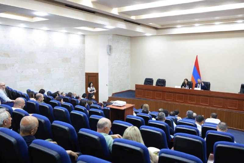 Министр экономики Армении Геворг Папоян на встрече с экспортерами в Армавире