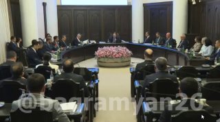Заседание правительства Армении, министр экономики Геворг Папоян и премьер-министр Никол Пашинян обсуждают программу