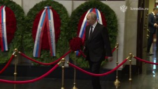 Владимир Путин прощается с бывшим министром обороны Ивановым в Москве