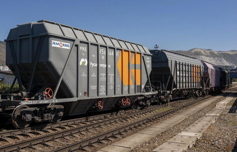 Вагоны с зерном на железнодорожных путях
