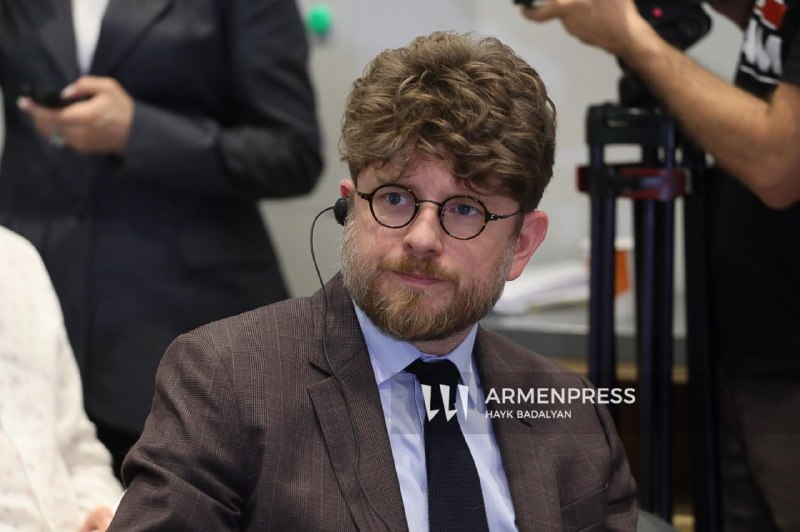 Посол Франции Оливье Декотиньи выступает на встрече с армянскими экспортерами в Армавире