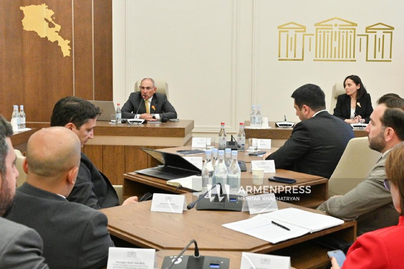 Премьер-министр Армении Никол Пашинян выступает в парламенте, обсуждая мирное соглашение с Азербайджаном