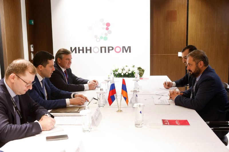 Встреча министра экономики Армении Геворга Папояна с главой Минпромторга РФ Антоном Алихановым в РФ