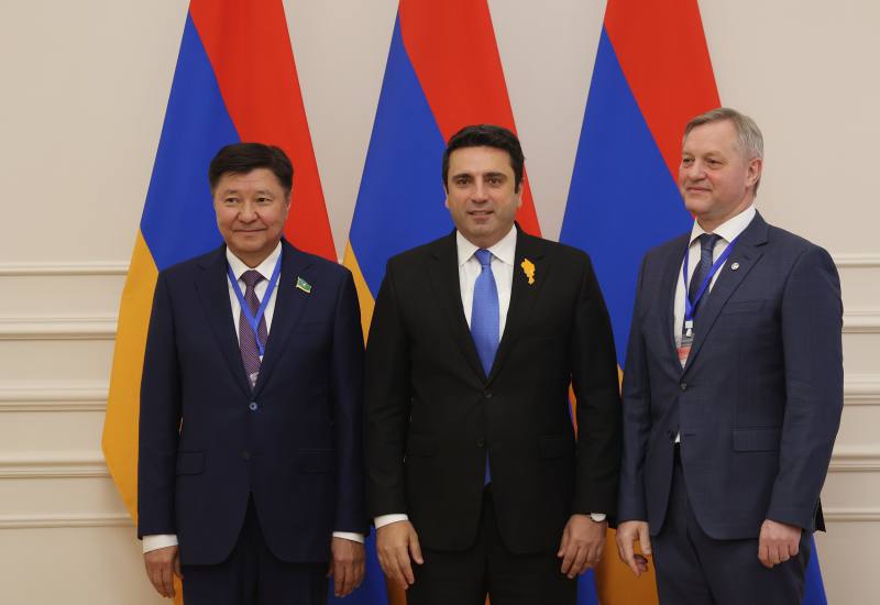Спикер парламента Армении Ален Симонян на встрече с делегацией наблюдательной миссии Межпарламентской ассамблеи СНГ в