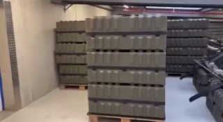 Ударный дрон HX-2 немецкой компании Helsing на фоне украинского флага