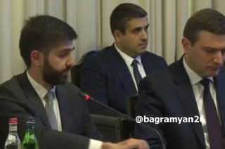 Премьер-министр Никол Пашинян выступает на встрече с бизнесом в Армавире