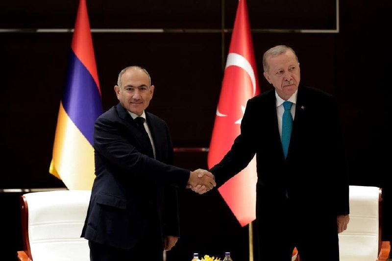 Фото президента Турции и премьер-министра Армении на фоне флагов