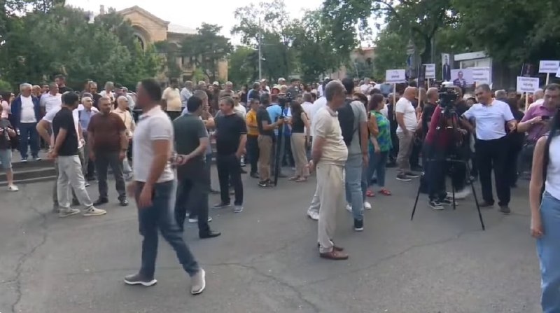 Митинг оппозиции у Конституционного суда в Армавире, несколько сотен участников