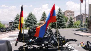Сурен Папикян сообщает о поставке 16 снегоходов из Германии в Армению